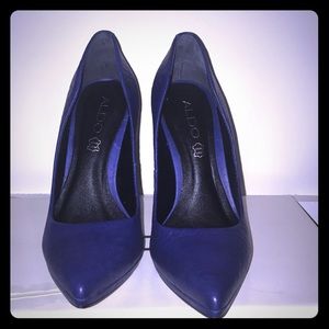 Navy blue leather pump